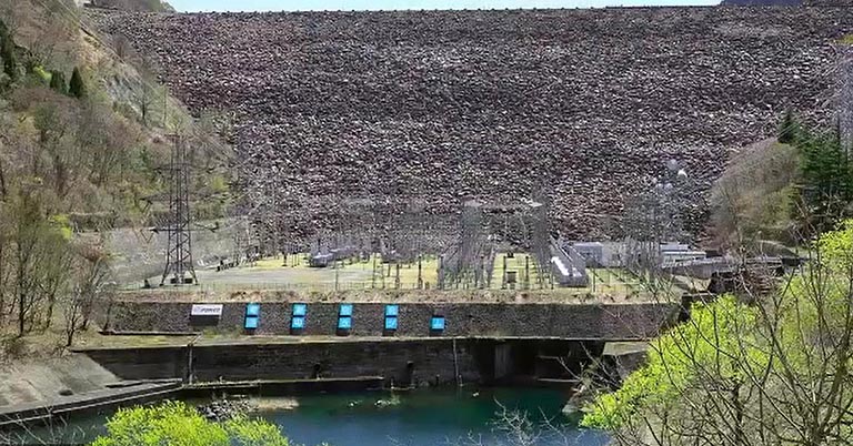 白川郷の近くには、J-POWERの御母衣ダムと発電所があります。土や岩石を盛り立てて作られるロックフィル式のダムです。
