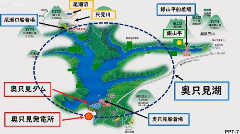 位置を地図で確認しましょう。奥只見ダムから森のある銀山平へ。シルバーラインのトンネル途中の分かれ道を進んだ先が「銀山平」。奥只見ダムの建設によってできた奥只見湖を船で渡っていきます。