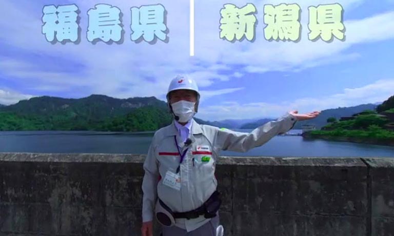 奥只見ダムは只見川をせき止めて作られています。ダムが新潟県と福島県の県境をまたいでいます。