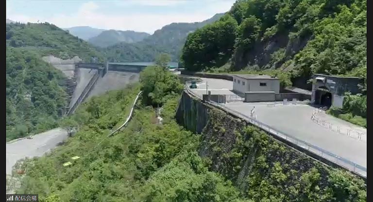 トンネルを抜けると奥只見に到着。ダムと湖が見えてきます。