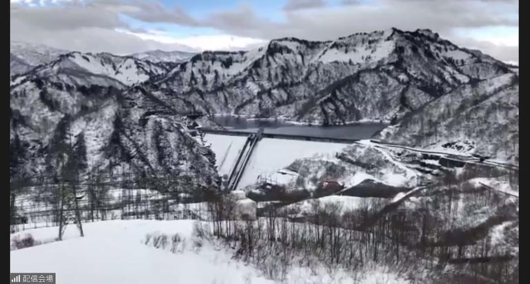 奥只見ダムの冬の光景。雪解け水や雨水などを蓄えて発電に利用します。