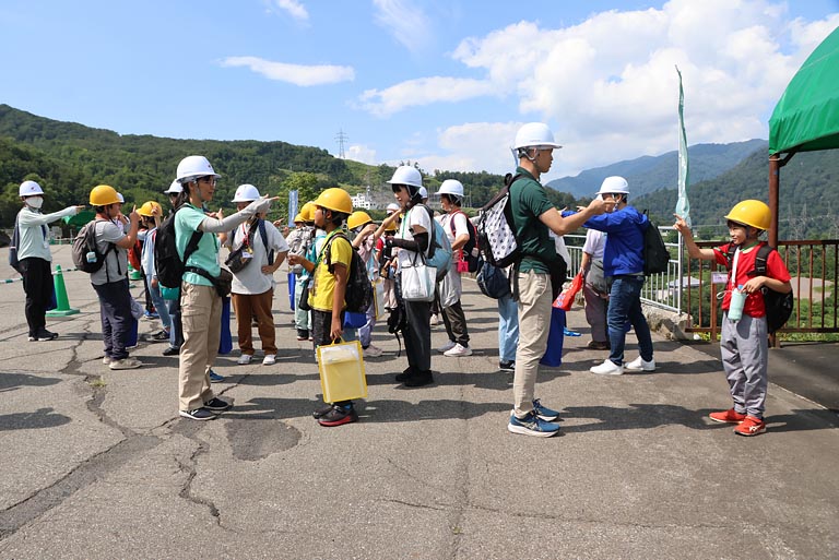 ヘルメット良し! 足元良し! 服装良し! 笑顔良し! 指さし呼称で安全チェック