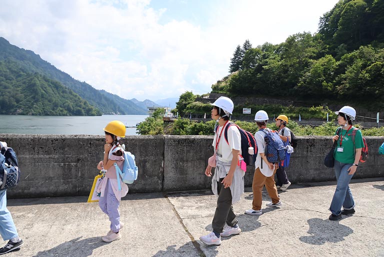 ダム湖を見ながら天端を歩きます