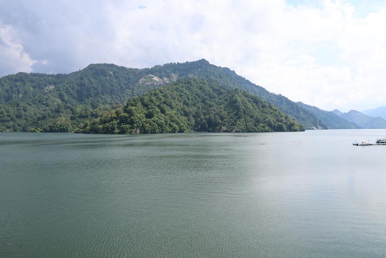 右側には奥只見湖と森が広がり、その雄大な景色に思わず目を奪われました