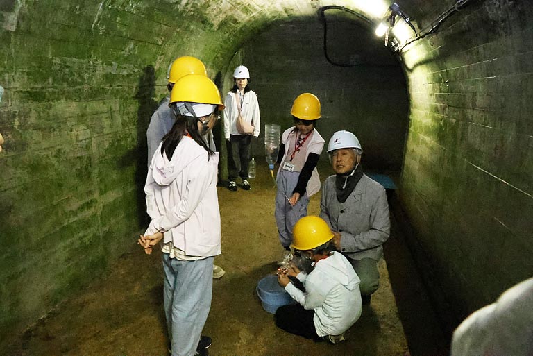 「発電開始!」の指令で地下水を流すと、ミニ発電機が点灯。電気をつくる「指令塔」の役割を体感しました
