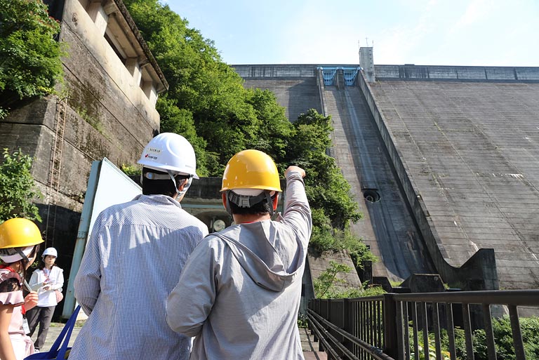 角度は51度! スキージャンプ台の斜度(約35度)をはるかに超える急傾斜に圧倒されました!