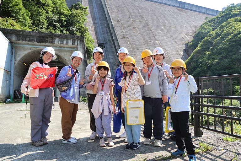 普段は立ち入ることのできないダムの底部から見上げる景色に圧倒されました
