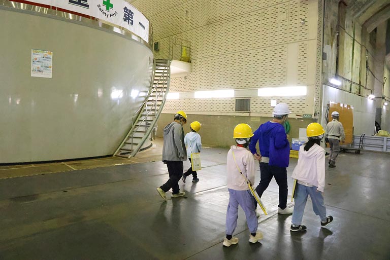 巨大な設備と響く音に驚きながら、発電所の大きさを体感しました