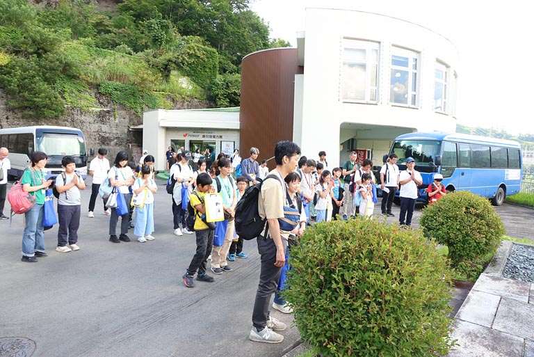 映像で学んだ雪深い奥只見でのダム建設工事の苦労に思いをはせながら慰霊碑に黙とうをささげました