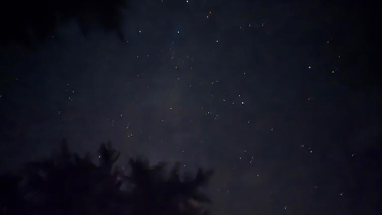 寝転がって見上げた星空