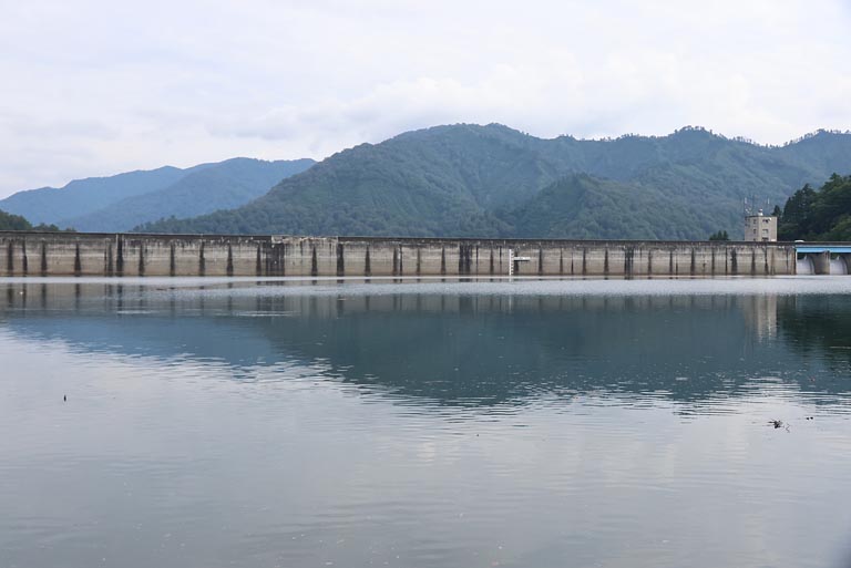 ダム湖から見える天端。見る場所が変わることで、ダムの大きさをあらためて実感しました