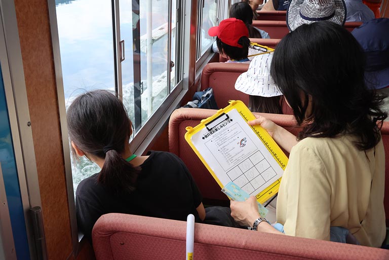 挨拶をしたり、景色の中からお題を探したり。ビンゴ大会を楽しみながら交流を深めました