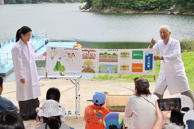 森が育む「緑のダム」と奥只見ダムのような人工のダム。その両方によって水力発電が支えられています