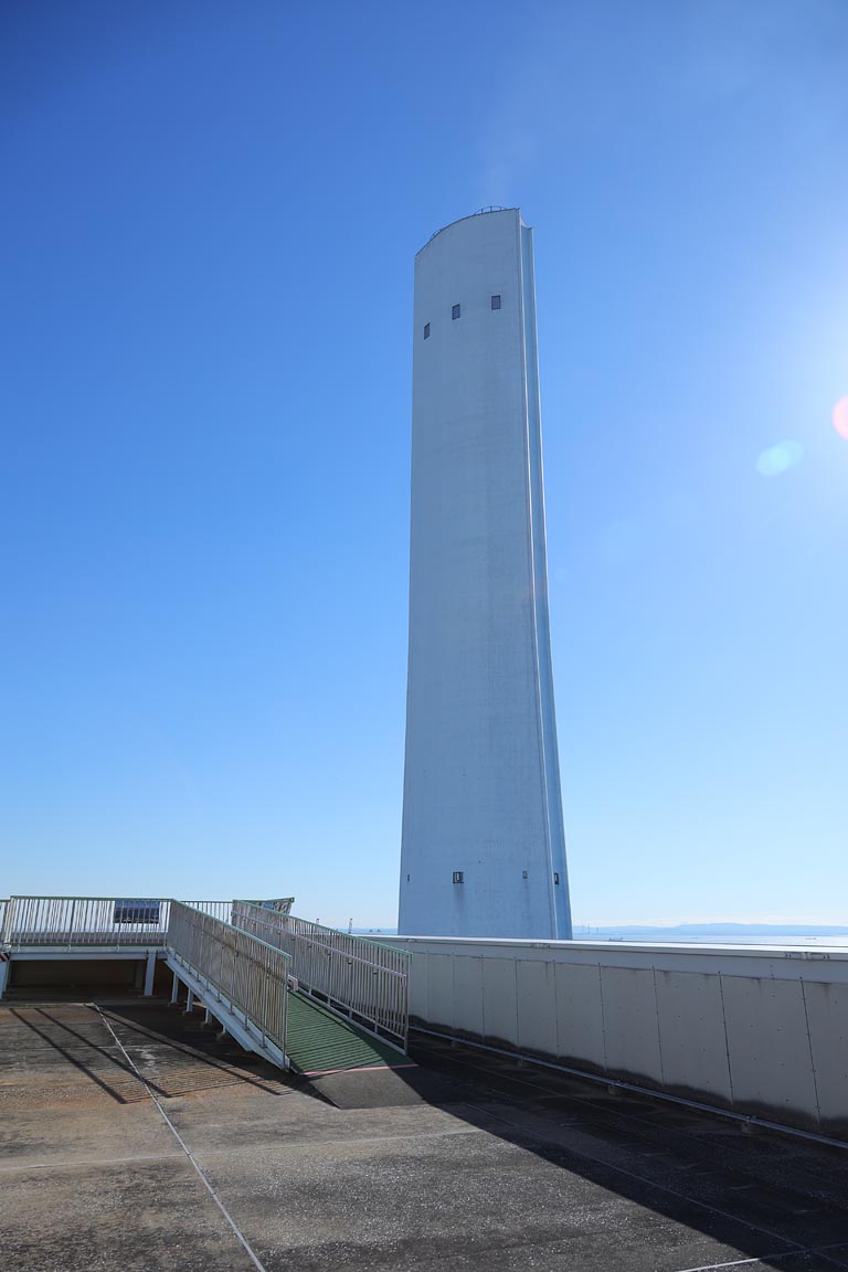 空になじむ楕円形の煙突が印象に残ります