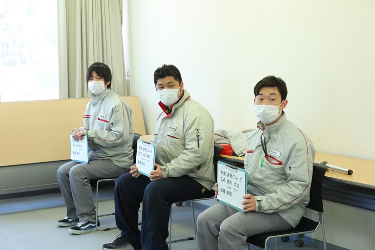 磯子火力発電所で働く若手社員のお話を伺いました。左から、濱さん、上原さん、髙木さん