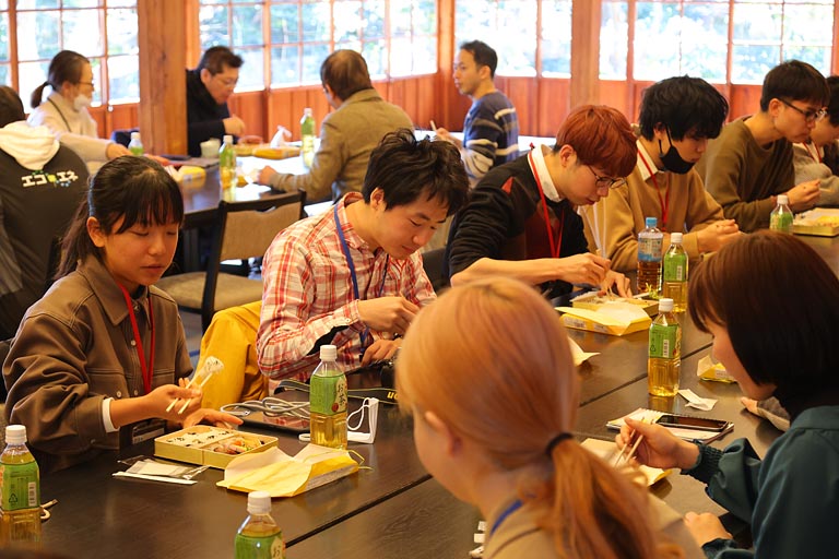 鶴翔閣楽室棟で昼食をとる学生たち