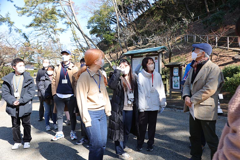 ドクターがガイドして三渓園から見える磯子火力発電所の煙突を確かめました