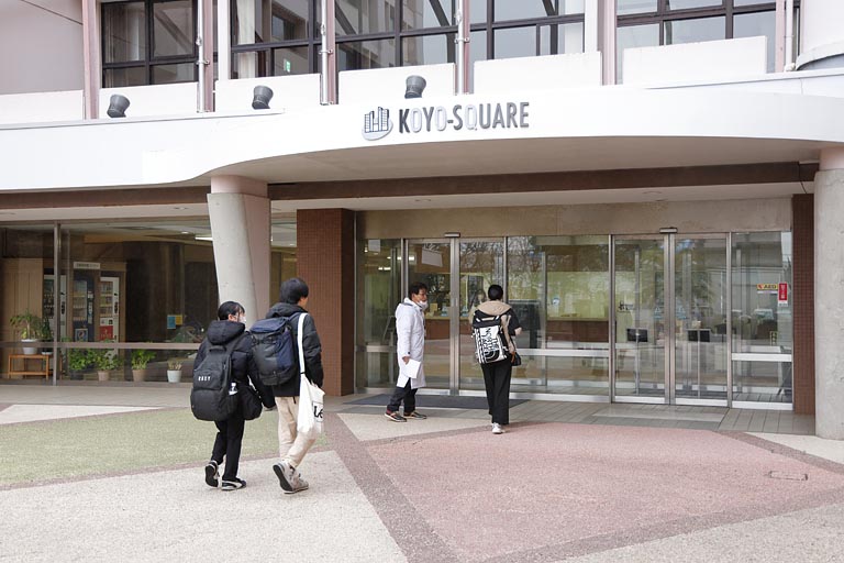 小雨が混じる天気の中、横浜研修センターに集まってきた学生たち