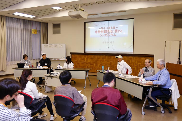 源泉や環境への影響を心配する声がある一方で、地域活性化に期待する声も