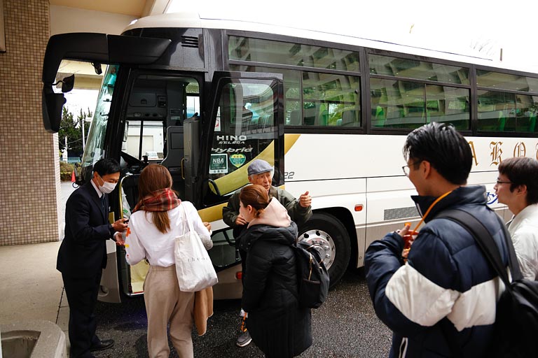 前日の疲れを見せることなく、しっかりと朝食を摂り、小雨の中バスに乗って出発