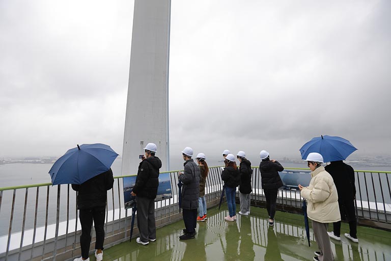 あいにくの天気でしたが、高さ200mの煙突を目の前で見ることができました