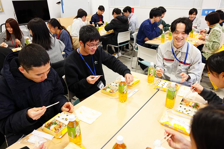 昼食も社員と一緒に。すっかり打ち解けました