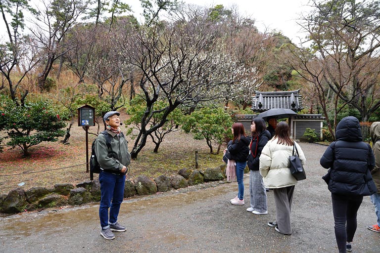 当事者だったドクターの案内。「園内から煙突が見えるとリプレースを許可できないとのことでつくった人工築山です」