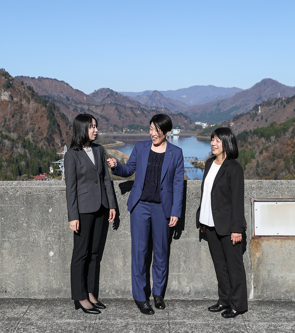 座談会メンバー（左から吉津 なおみさん、吉津 瑞穂さん、栗﨑 夏代子所長）