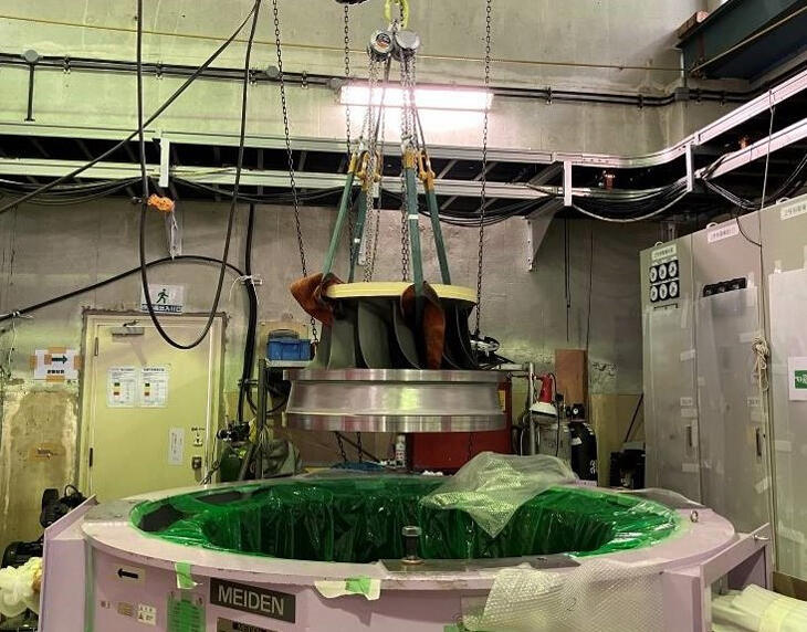 2号機新型水車ランナ吊り込み