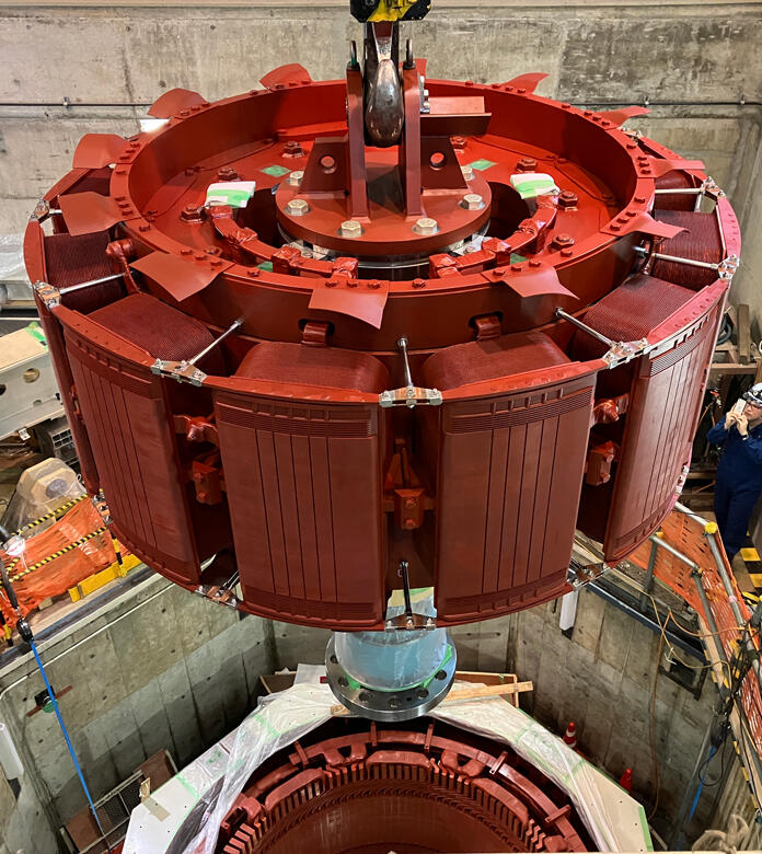 尾上郷発電所（新発電機回転子吊り込み）