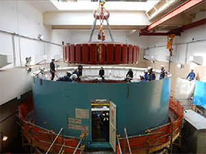 回転子吊り込みの様子(平成29年3月)