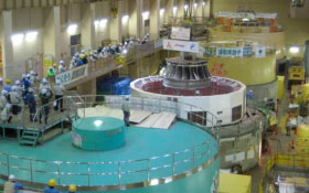 3号機水車ランナ吊込み式の様子(平成21年12月)