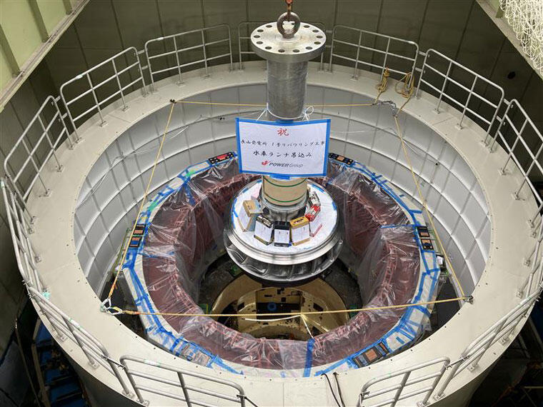 長山発電所1号機リパワリング工事中の様子（水車ランナ吊込み）