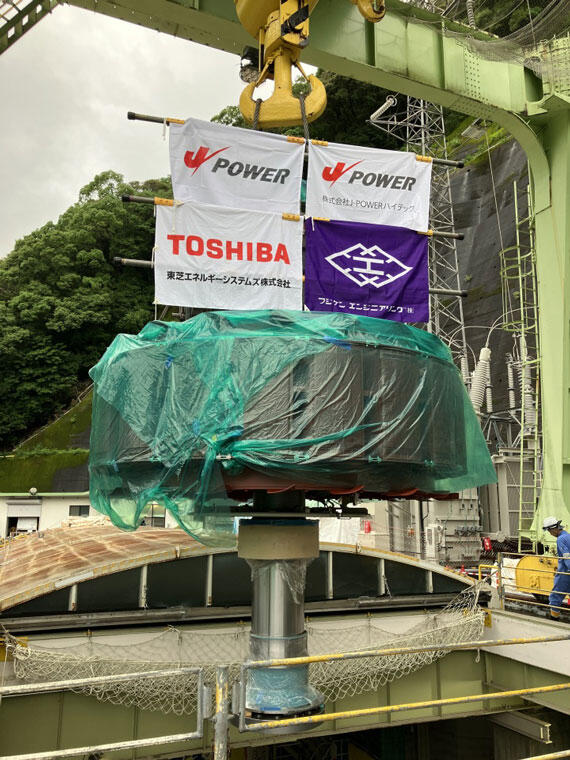 長山発電所1号機リパワリング工事中の様子（回転子吊込み）