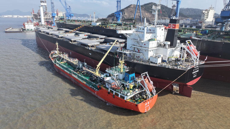 バイオ燃料を補油する本船