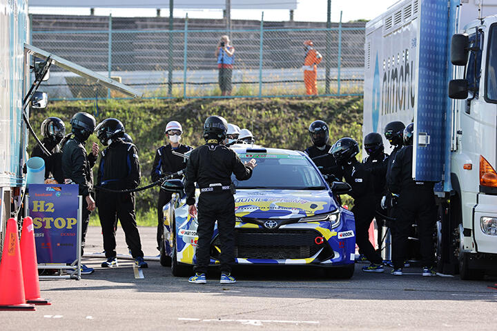 水素燃料を補給する水素エンジン自動車