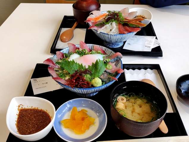 松浦魚市場の旬サバ丼と海鮮丼
