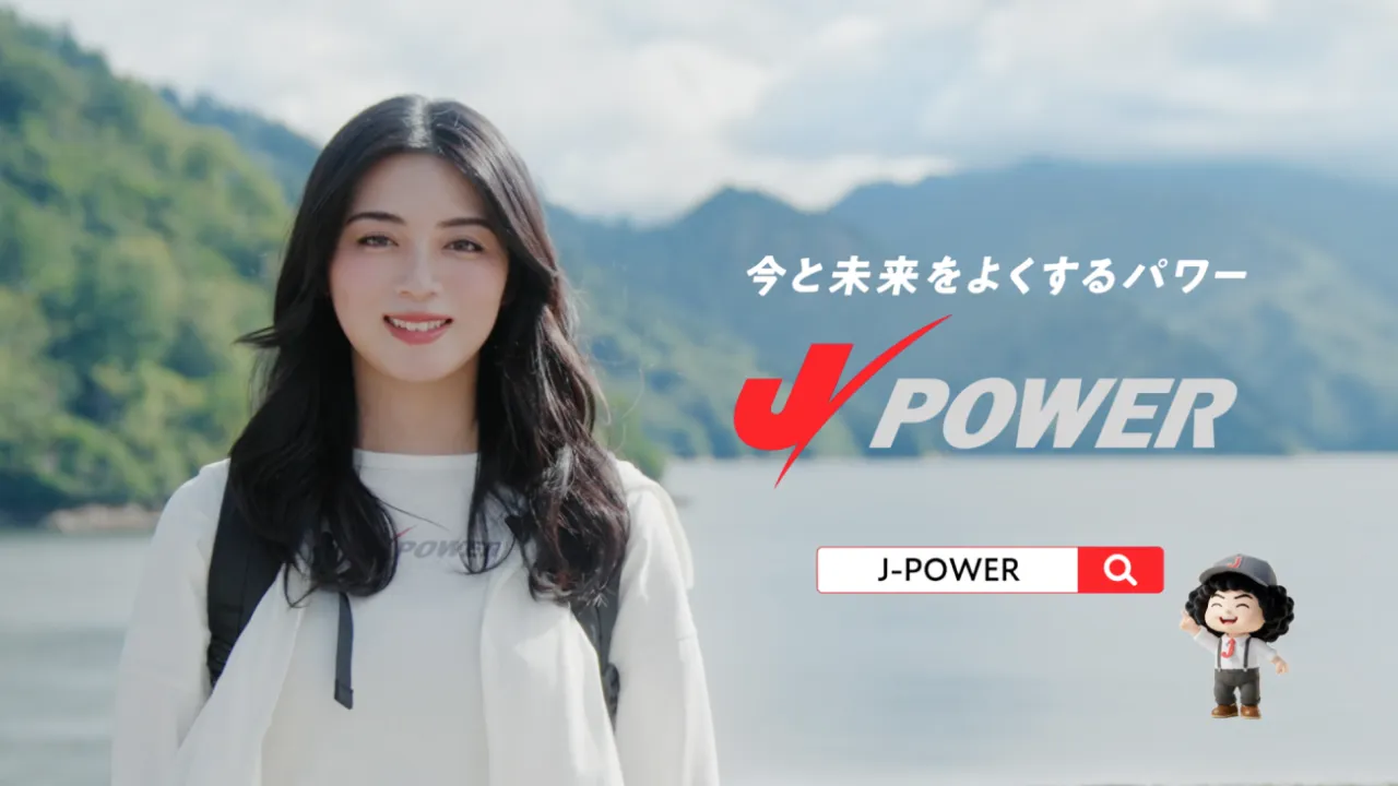 奥只見湖を背景にほほえむ池田エライザさんとJ-POWERのロゴ